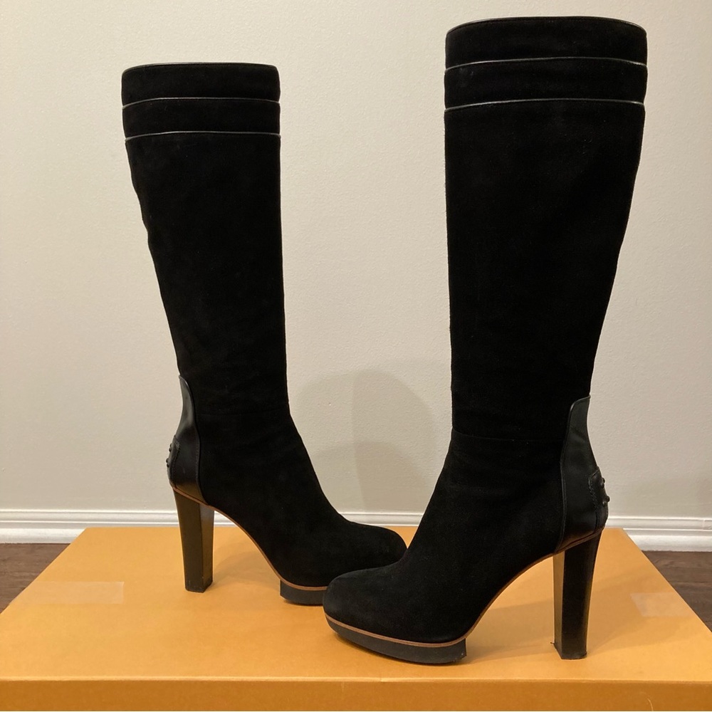 Tod’s Tall Suede boots